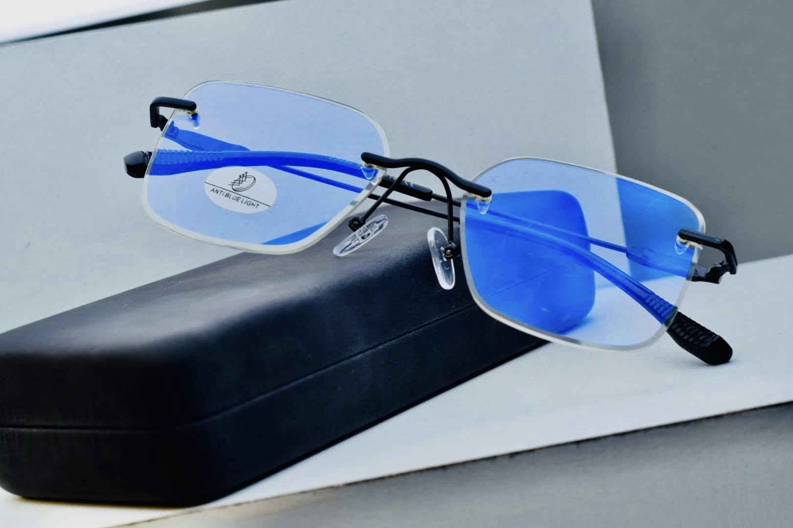 rimless frame